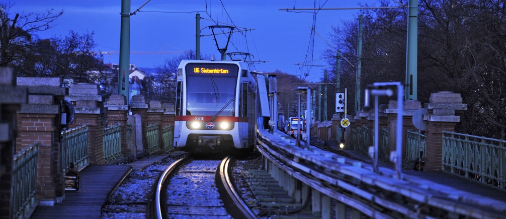 U-Bahn Zug der Linie U6 auf offener Strecke nahe der Station Josefstädter Straße.