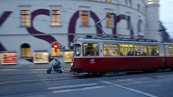 Straßenbahn in der Abenddämmerung vor der Wiener Volksoper.