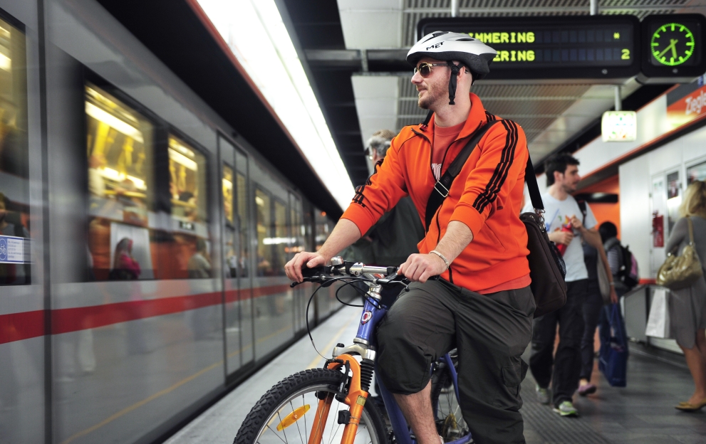 Fahrgast mit Rad am Bahnsteig der U-Bahn.