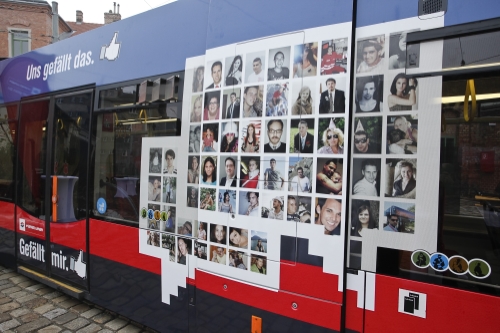 Am 17. November präsentierten die Wiener Linien im Straßenbahnmuseum die ersten Facebook-Bim Österreichs. Sie wurde mit Fotos von Facebook-Freunden der Wiener Linien in einem speziellen Design gestaltet.