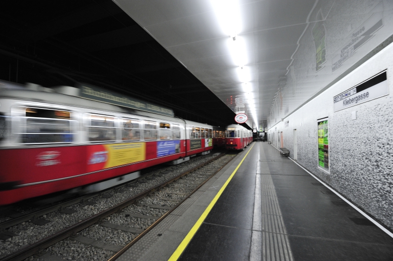Im Frühjahr 2011 wurde die Sanierung der UStrab-Station Kliebergasse abgeschlossen. Die Haltestelle präsentiert sich nach der Umgestaltung in einem modernen, hellen und freundlichen Aussehen. Züge fahren aus der Station aus.