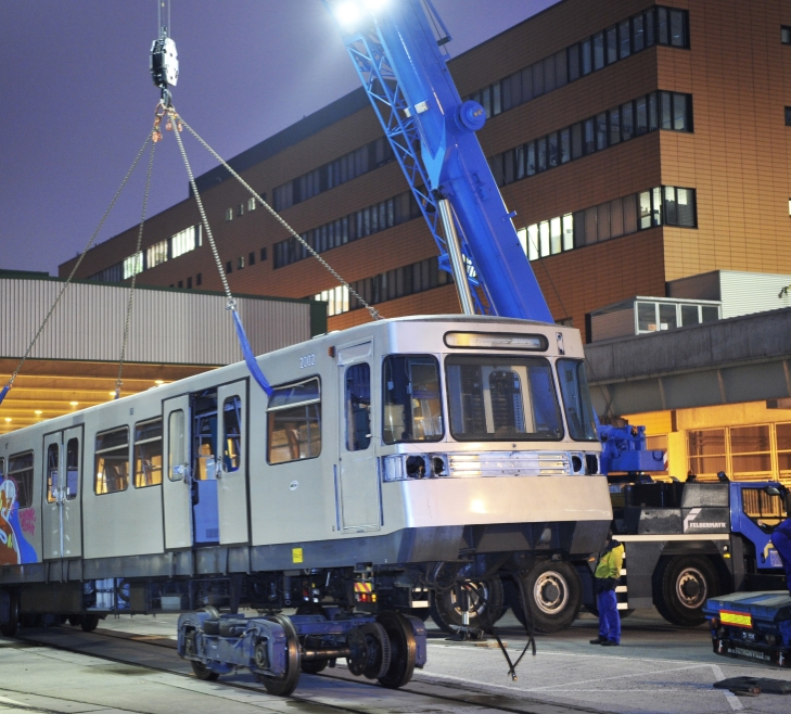 Zum ersten Mal wird ein langgedienter Zug der Wiener U-Bahn nach knapp 40-jähriger Betriebsdauer auf einen Tieflader gehievt und zum Recycling abtransportiert.