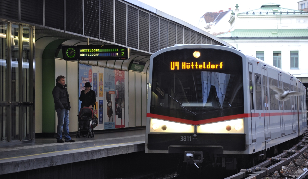 U-Bahn Zug der Linie U4 in Fahrtrichtung Hütteldorf bei der Einfahrt in die Station Pilgramgasse.