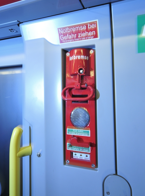 Notbremse und Notrufeinrichtung in einem V-Zug