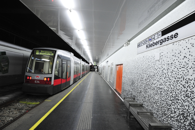 Im Frühjahr 2011 wurde die Sanierung der UStrab-Station Kliebergasse abgeschlossen. Die Haltestelle präsentiert sich nach der Umgestaltung in einem modernen, hellen und freundlichen Aussehen. Ein ULF der Linie 18 steht in der Station.