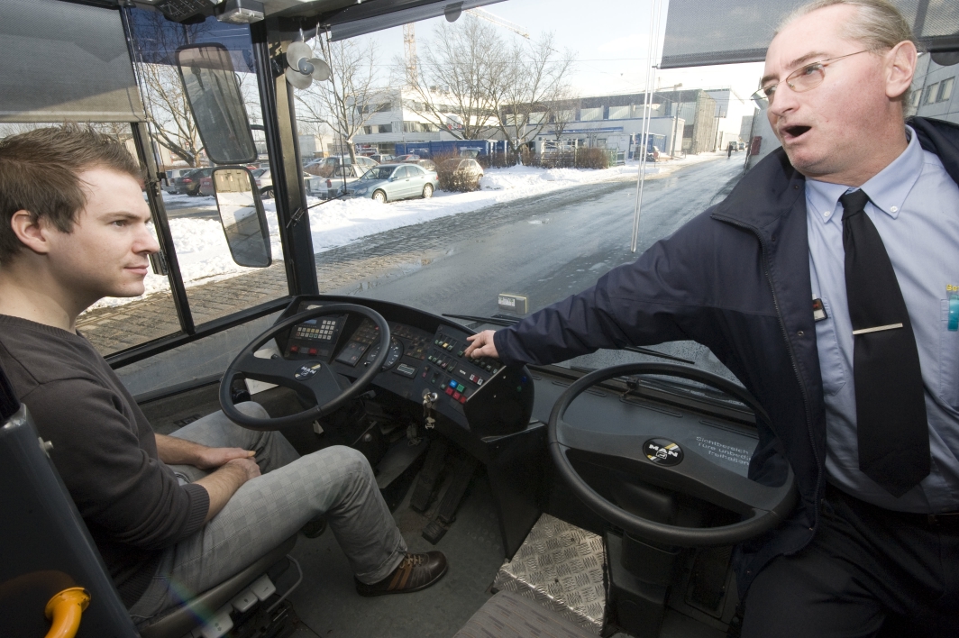 Die Wiener Linien veranstalten Trainingsfahrten mit Straßenbahn und Autobus für Journalisten, um ein Gefühl für die täglichen Herausforderungen der Fahrer und Lenker zu vermitteln.