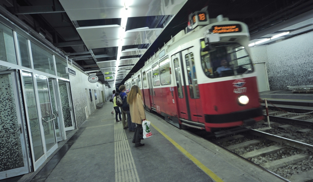 Zug der Linie 18 in der Station Blechturmgasse.