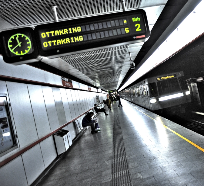 U-Bahn Zug der Linie U3 in Fahrtrichtung Ottaktring bei der Einfahrt in die Station Zieglergasse.