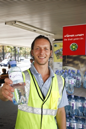Mitarbeiter der Wiener Linien verteilen im Hochsommer 2011 bei großer Hitze  Wasserflaschen an Fahrgäste bei der Station Schottentor.