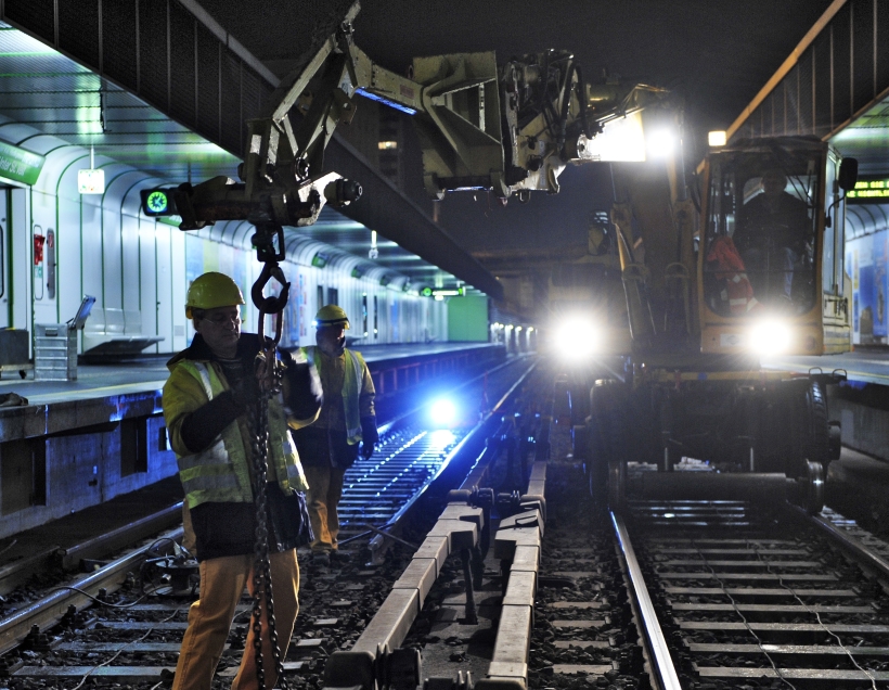 Nächtliche Instandhaltungsarbeiten entlang der Linie U4, nahe der Station Unter St. Veit.