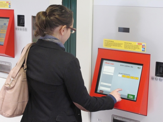Kauf eines Tickets an einem Fahrscheinautomaten der Wiener Linien.