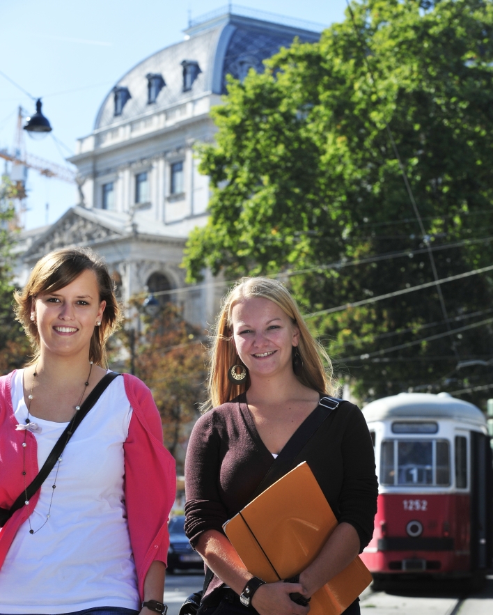 Studentinnen mit Straßenbahn im Bereich Schottentor / Universität.