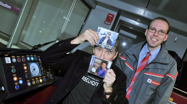 'Nightrider' David Hasselhoff präsentiert seine neue CD in einem V-Zug der Wiener U-Bahn.