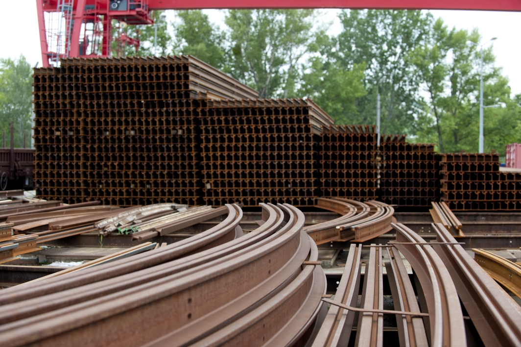 In der Oberbauwerkstätte der Wiener Linien werden jedes Jahr mehrere Kilometer Schienen für das Verkehrsnetz der Wiener Linien hergestellt.