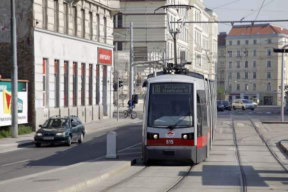 Straßenbahn der Type ULF auf der Linie 18 im Einsatz.