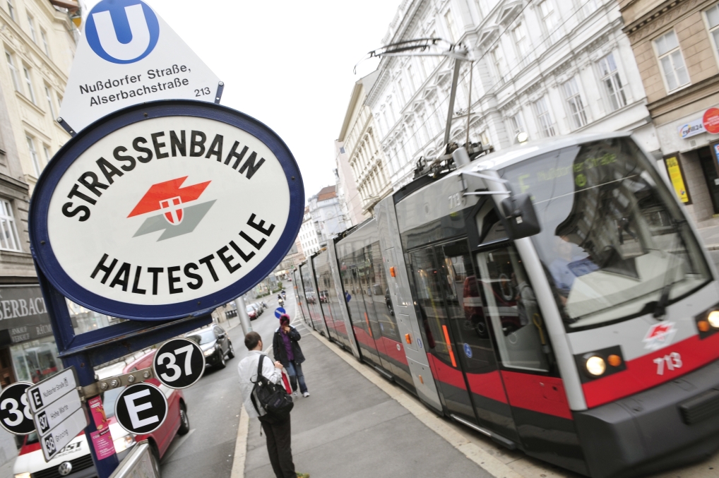 Auf Grund dringender Baumaßnahmen in der Station Josefstädter Strasse der U6 wird seit 18.7.2011 die Ersatzlinie E vom Westbahnhof bis Nussdorferstrasse geführt.