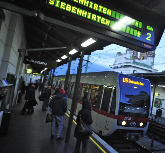 U-Bahn Zug der Linie U6 in Fahrtrichtung Siebenhirten beim Halt in der Station Josefstädter Straße.