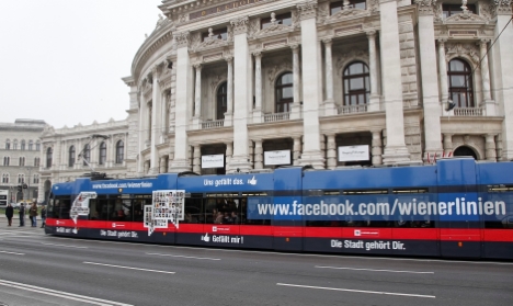 Die Facebook-Bim der Wiener Linien vor dem Burgtheater. Die Wiener Linien gestalteten eine Straßenbahn im speziellen Design mit Fotos von rund ihrer 500 Facebook-Freunden.