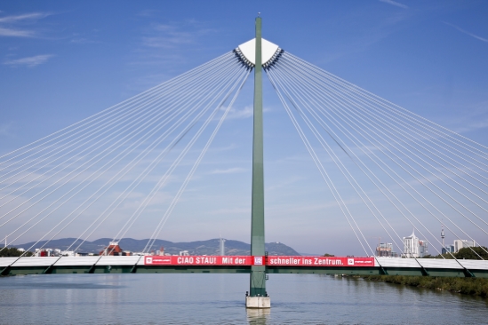 Ein Werbeplakat der Wiener Linien auf der Donaustadtbrücke macht Autofahrer auf der benachbarten Südosttangente auf die rasche U2-Verbindung von der Donaustadt ins Stadtzentrum aufmerksam.