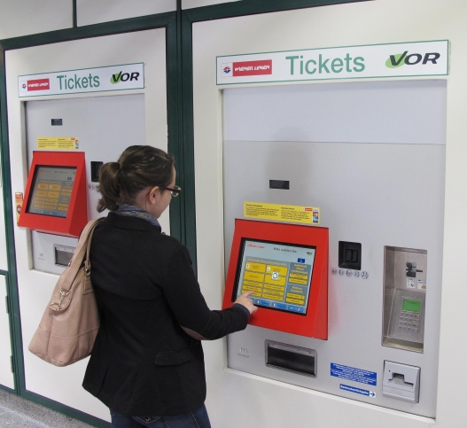 Kauf eines Tickets an einem Fahrscheinautomaten der Wiener Linien.