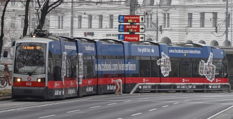 Die Facebook-Bim der Wiener Linien unterwegs auf der Ringstraße. Die Wiener Linien gestalteten eine Straßenbahn im speziellen Design mit Fotos von rund ihrer 500 Facebook-Freunden.