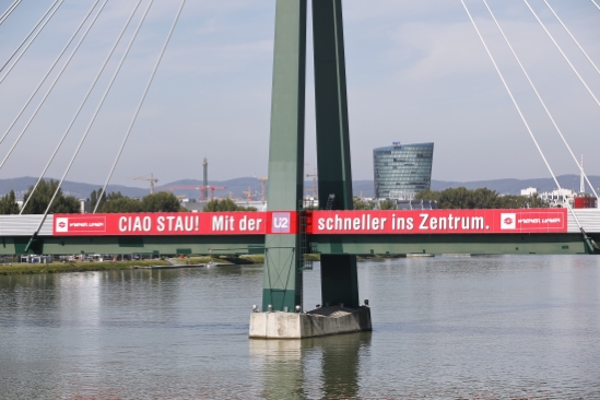 Ein Werbeplakat der Wiener Linien auf der Donaustadtbrücke macht Autofahrer auf der benachbarten Südosttangente auf die rasche U2-Verbindung von der Donaustadt ins Stadtzentrum aufmerksam.