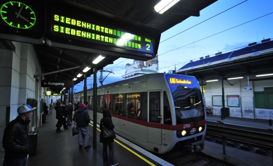 U-Bahn Zug der Linie U6 in Fahrtrichtung Siebenhirten beim Halt in der Station Josefstädter Straße.