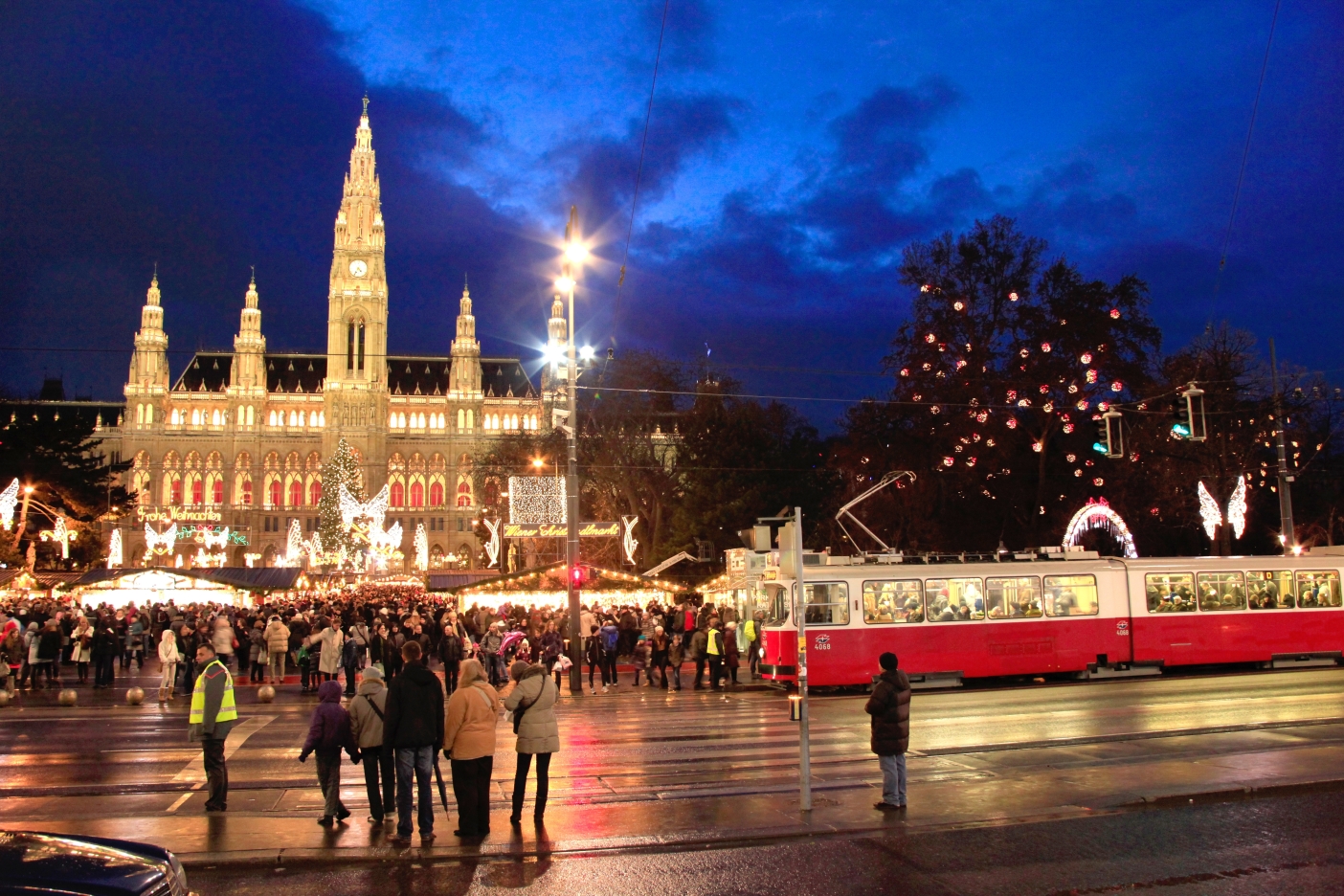 Rathausplatz zur Adventzeit mit Christkindlmarkt und Besucher und Tram Linie D Type E2 Dezember 2011.