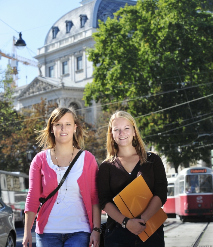 Studentinnen mit Straßenbahn im Bereich Schottentor / Universität.