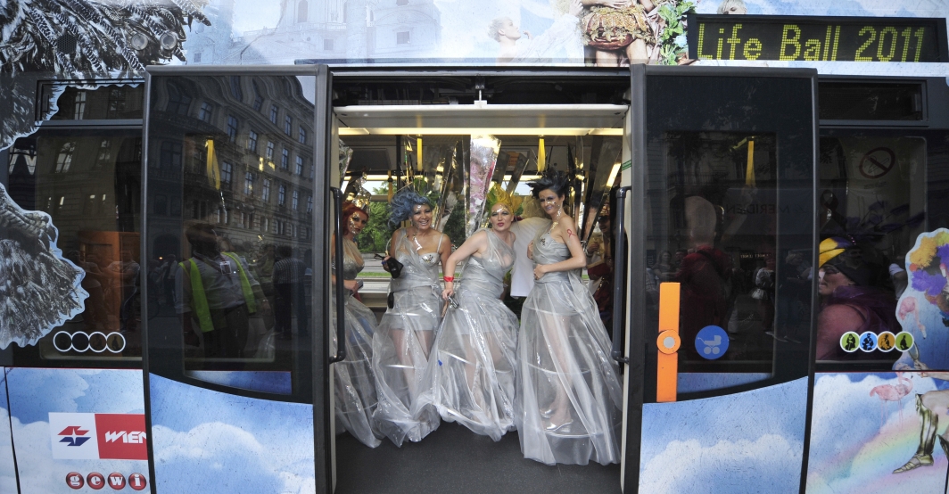 Mit einer eigens für den Life Ball 2011 gestalteten Straßenbahn des Typs ULF werden auch heuer wieder illustre Gäste über die Ringsstrasse zum Rathaus chauffiert.