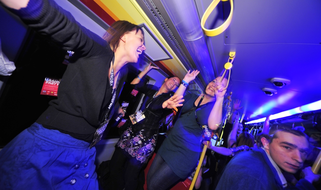 Die weltweit erste U-Bahn Party ging in der Nacht vom 4. auf den 5. November 2011 in einem V-Zug auf der Linie U2 zwischen den Stationen Stadion und Karlsplatz über die Bühne. 750 junge Partygäste waren begeistert.
