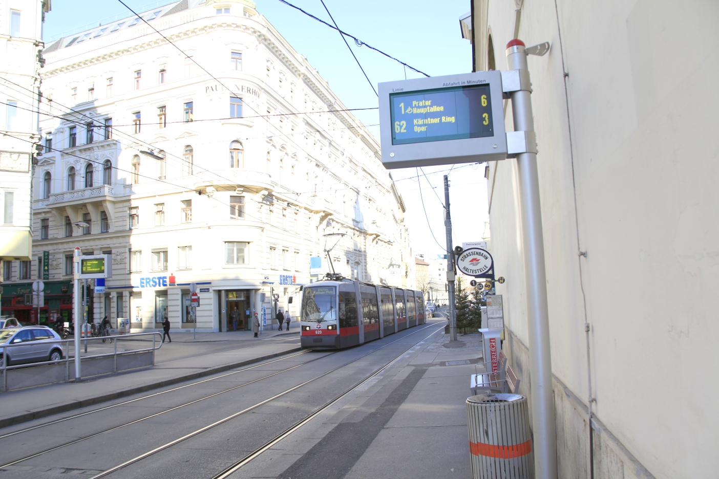 Station Paulanergasse Neue Haltestellenanzeige für die Linien1 und 62 im Hintergrund ein Ulf der Linie 1