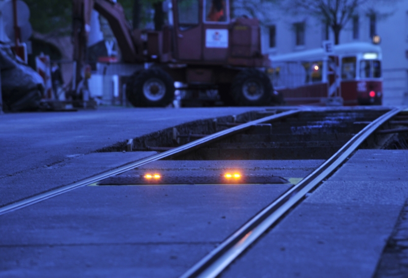 Zur Sicherung des Baustellenbereichs in der Güpferlingsstraße im 17. Wiener Gemeindebezirk `kommen erstmals sogenannte 'Lane-Lights zum Einsatz.