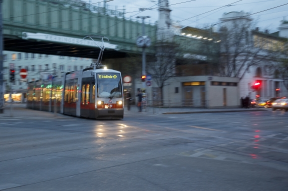 Straßenbahn der Type ULF auf der Linie 41 im Einsatz.