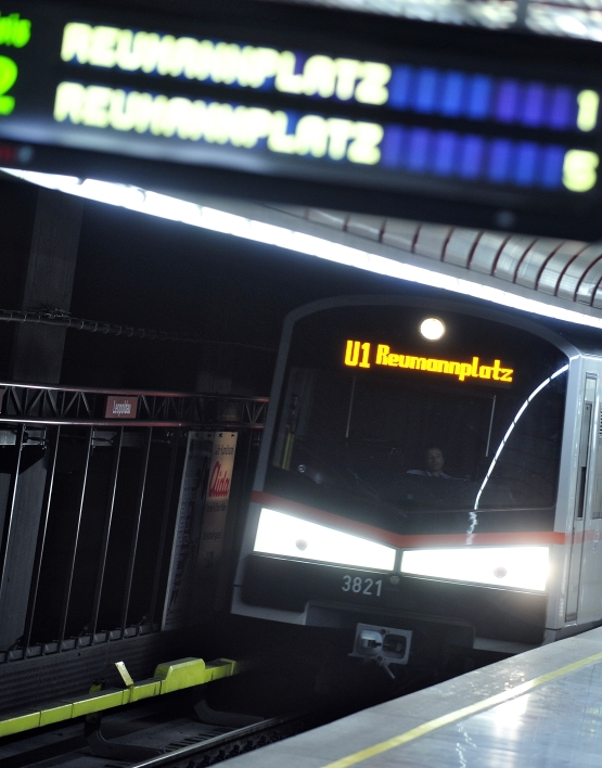 U-Bahn Zug der Linie U1 in Fahrtrichtung Reumannplatz bei der Einfahrt in die Station Leopoldau.