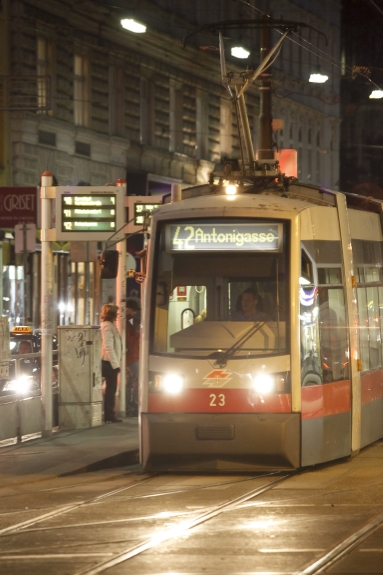Straßenbahn der Type ULF in der Nacht auf der Linie 42 im Einsatz.