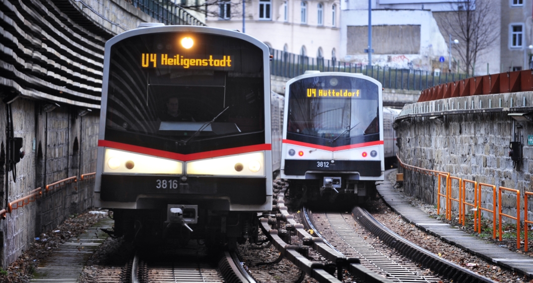U-Bahn Züge der Linie U4 auf offener Strecke nahe der Station Pilgramgasse. Fotomontage.