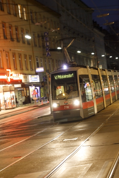Straßenbahn der Type ULF auf der Linie 41 bei Nacht im Einsatz.