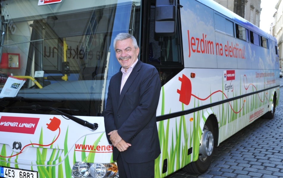 Wiener Linien Geschäftsführer Günter Steinbauer präsentiert zwei Elektro Testbusse, die ab sofort im Probebetrieb in der Wiener Innenstadt unterwegs sind.