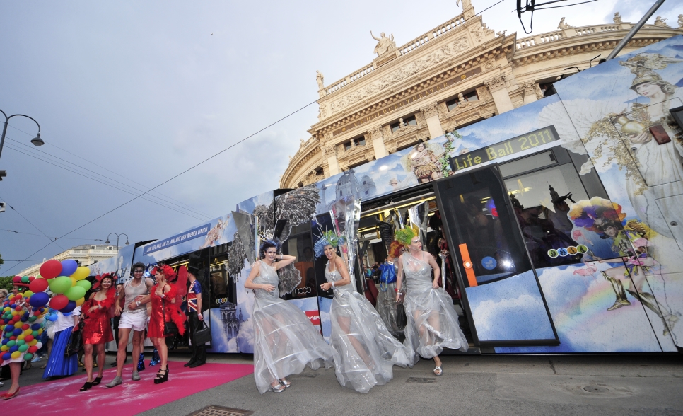 Mit einer eigens für den Life Ball 2011 gestalteten Straßenbahn des Typs ULF werden auch heuer wieder illustre Gäste über die Ringsstrasse zum Rathaus chauffiert.