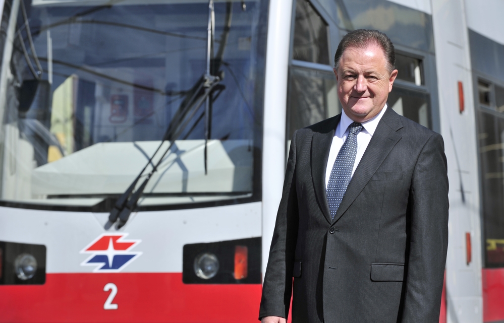 Geschäftsführer DI Eduard Winter mit einer Straßenbahn des Typs ULF, die seit Schulbeginn 2011 auf der Linie 33 verkehren.