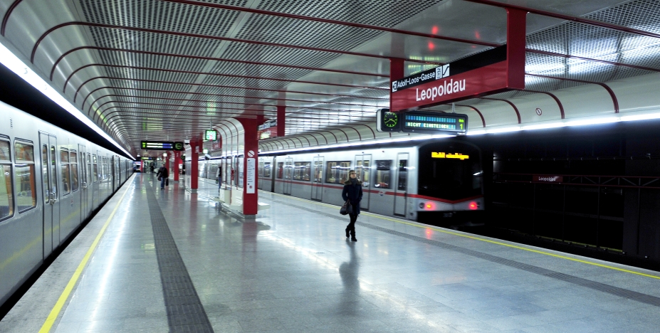 U-Bahn Zug der Linie U1, Station Leopoldau.