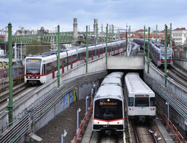 U-Bahn Züge der Linien U4 und U6 in beiden Fahrtrichtungen nahe der Station Längenfeldgasse. Fotomontage.