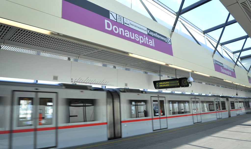 V-Zug in der Station Donauspital.