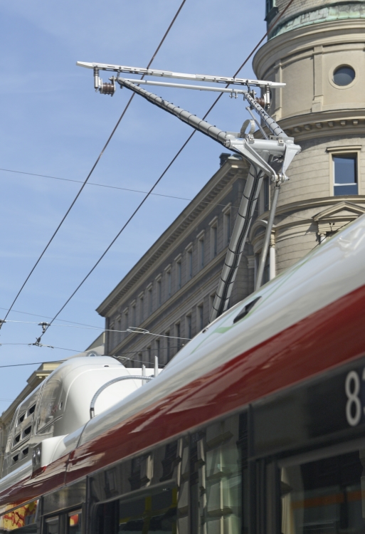 Die Wiener Linien präsentieren den neuen voll-elektrischen City-Bus mit Stromabnehmer.