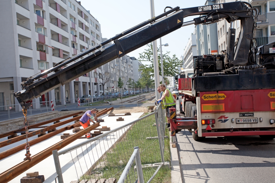 Bauarbeiten Verbindungsstrecke Tokiostraße in Kagran, Erste Schienen werden gebracht und verlegt, Juni 2012