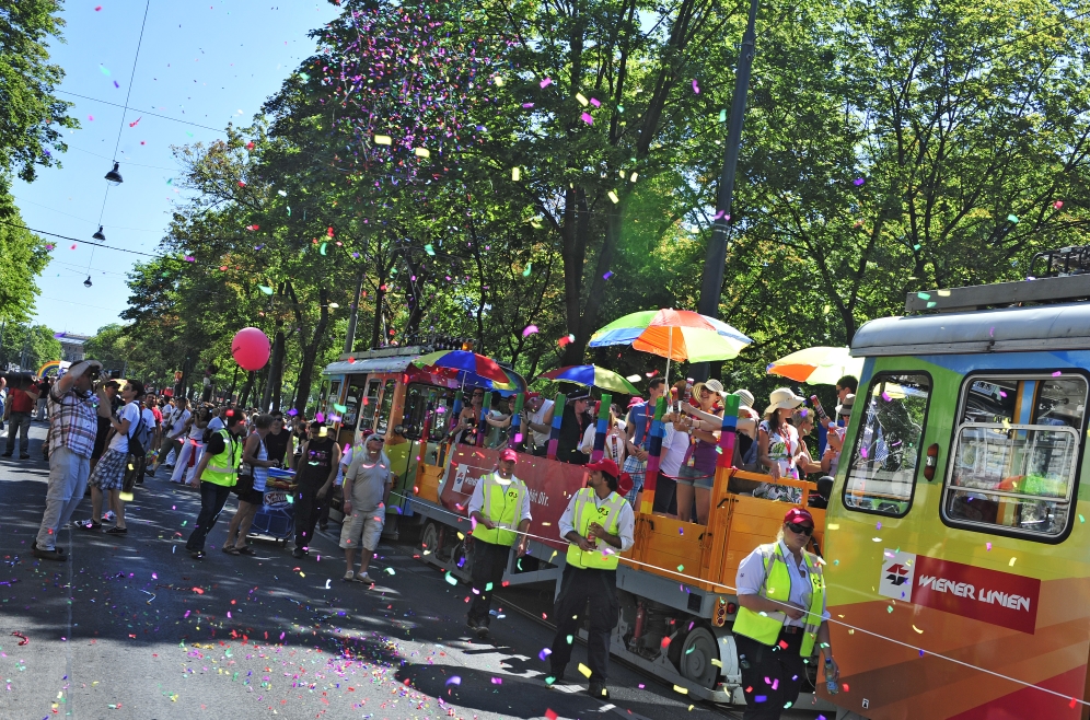 Zwei Sonderzüge der Wiener Linien führen die diesjährige Regenbogenparade über die Wiener Ringstraße an.