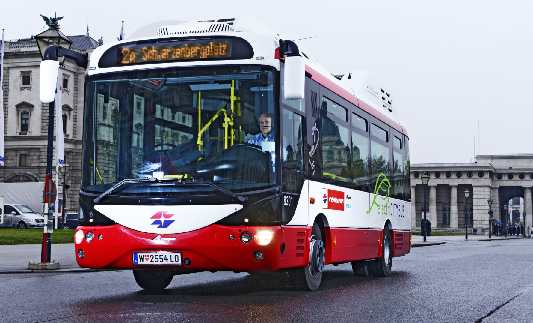 Bereits auf der Linie 2A im Einsatz: der voll-elektrische City-Bus. Hier im Bereich Heldenplatz.