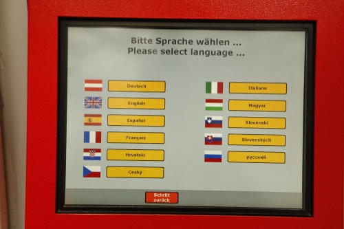 Die Menüsteuerung der Automaten ist ab sofort - zusätzlich zu Deutsch - in zehn Fremdsprachen möglich. Im Bild: Russisch, Spanisch, Tschechisch, Slowakisch, Ungarisch, Slowenisch, Kroatisch, Englisch, Französisch und Italienisch.