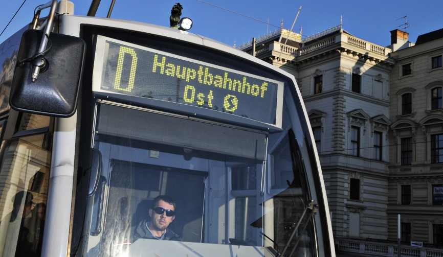 Ab dem 9. Dezmber 2012 endet die Straßenbahn der Linie D nach Verlängerung der Gleisanlagen um ca. 600 m beim Osteingang des neuen Hauptbahnhofes.